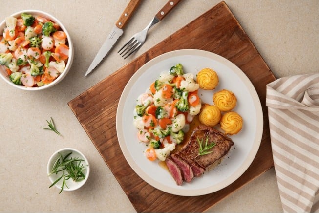 Rumsteak, trio groenten in roomsaus en duchesse