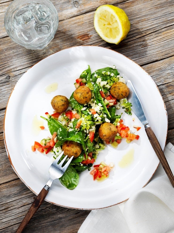 falafel broccoli salsa tomate