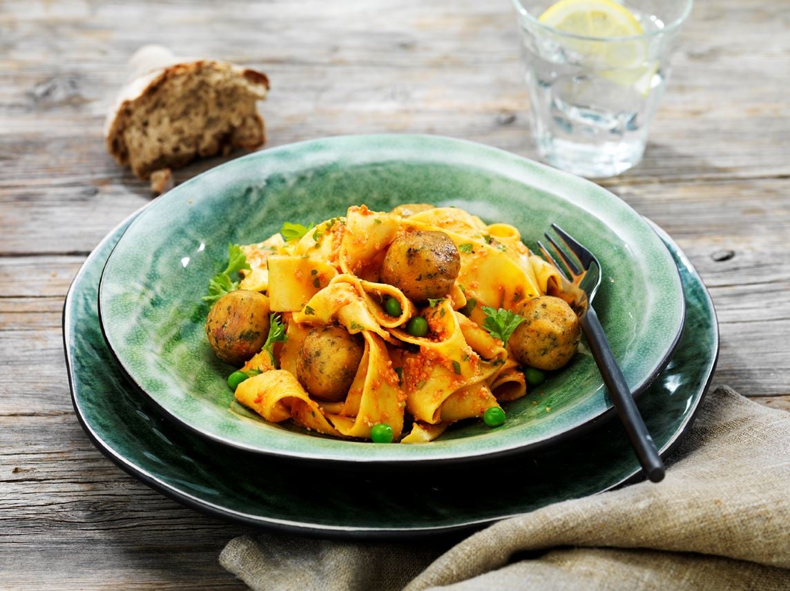 photo de pâtes aux falafels, poivrons rouges et amandes