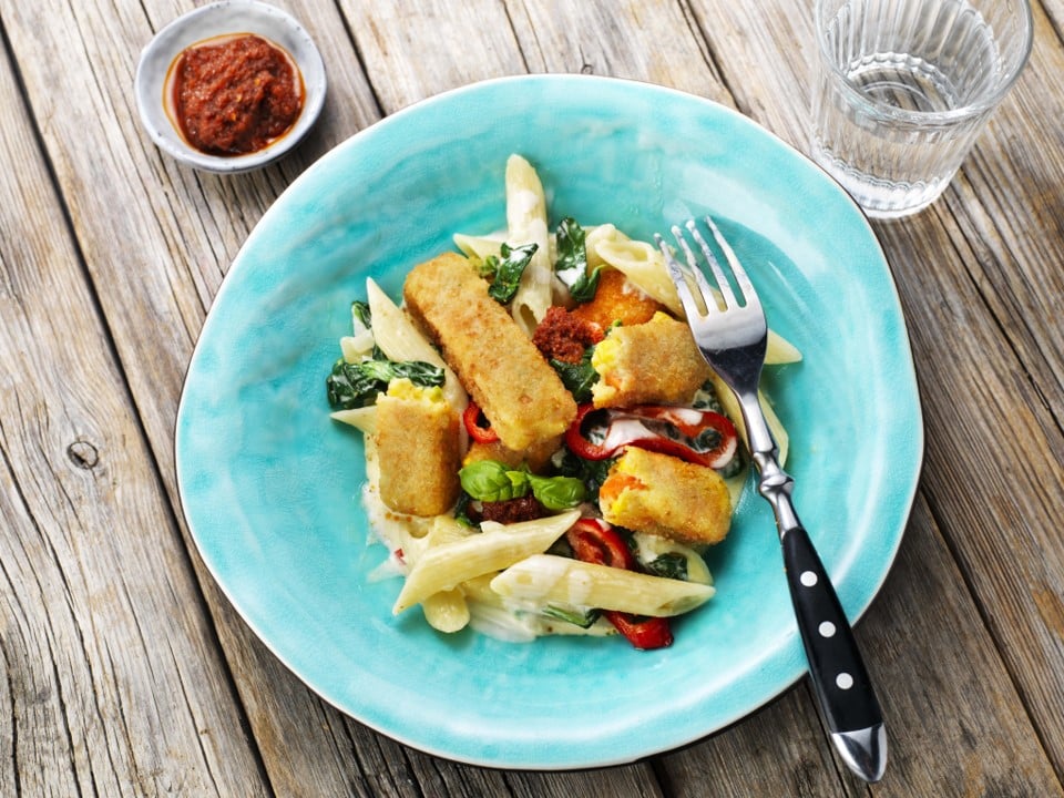 photo de penne avec sticks de légumes et épinards