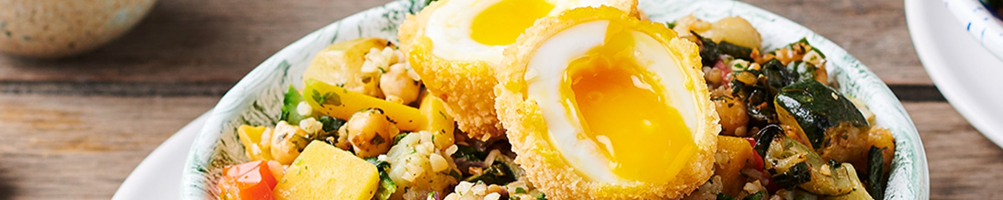 Œufmollet pané aux herbes fraiches, sauce pesto et mélange végétal Boulgour