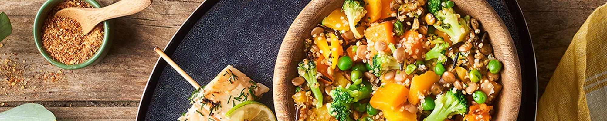 Brochettes de cabillaud au citron vert et piment d'Espelette, mélange végétal Quinoa