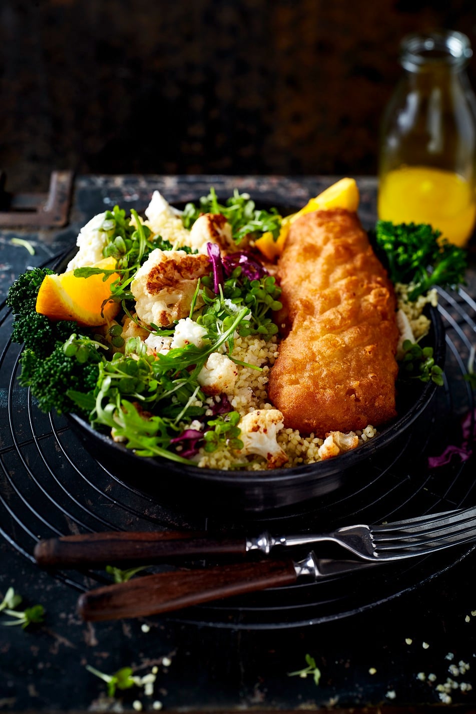 Buddha Bowl sucré-salé au Suprême de Cabillaud pané, brocolis et choux & sauce vinaigrette à l’orange
