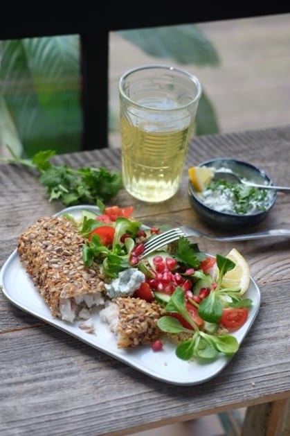 Filets de Poisson avec une Salade de Quinoa & Grenade et Sauce au Yaourt