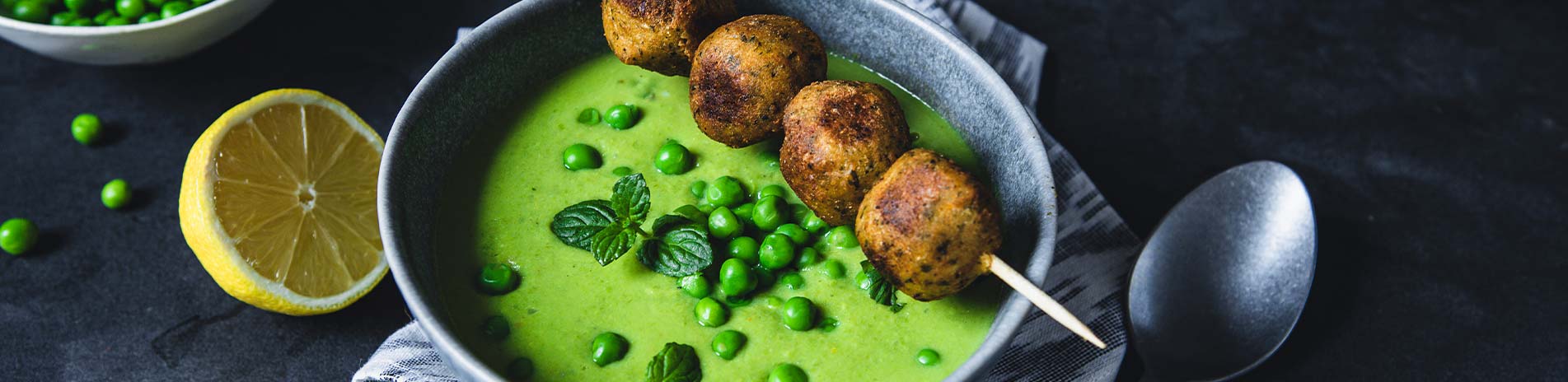  Soupe aux petits pois et coco avec brochette de falafels