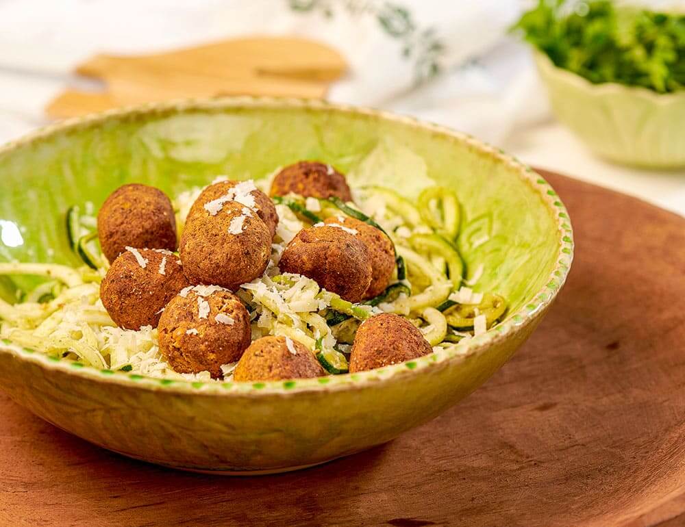 Falafels sur un lit de Spaghetti de courgettes avec Pesto et Parmesan
