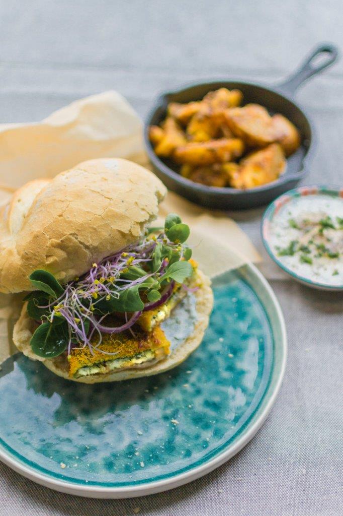 Burger au Kombino épinards, sauce au yaourt et pomme de terre au paprika 
