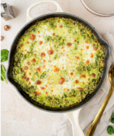 Eenpansspinaziepasta met room en gegratineerde mozzarella