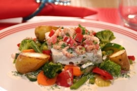 Kabeljauwhaasje met groenten en grijze garnalen