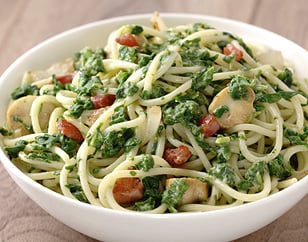 Spaghetti met spinazie-pastasaus en spekjes