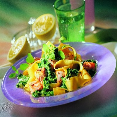 Bandnoedels met zalm en spinazie