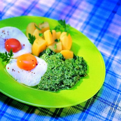 Spinazie met spiegeleieren en gezouten aardappels