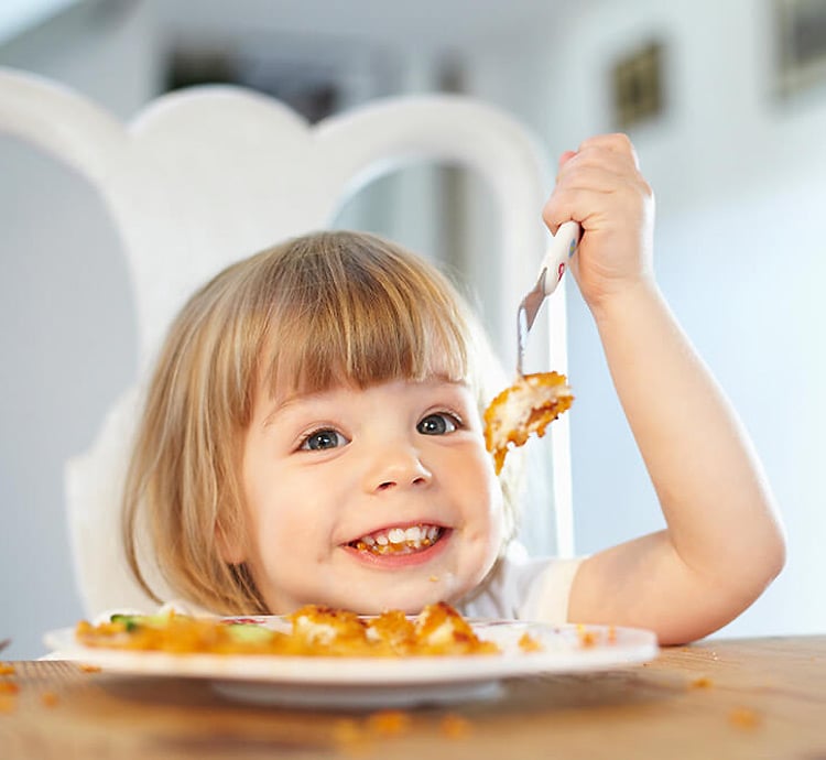 manger des bouchées de poissons